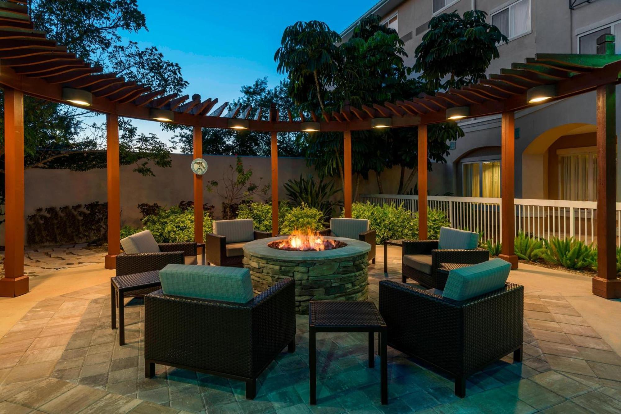 Courtyard Fort Myers At I-75 And Gulf Coast Town Center Estero Bagian luar foto