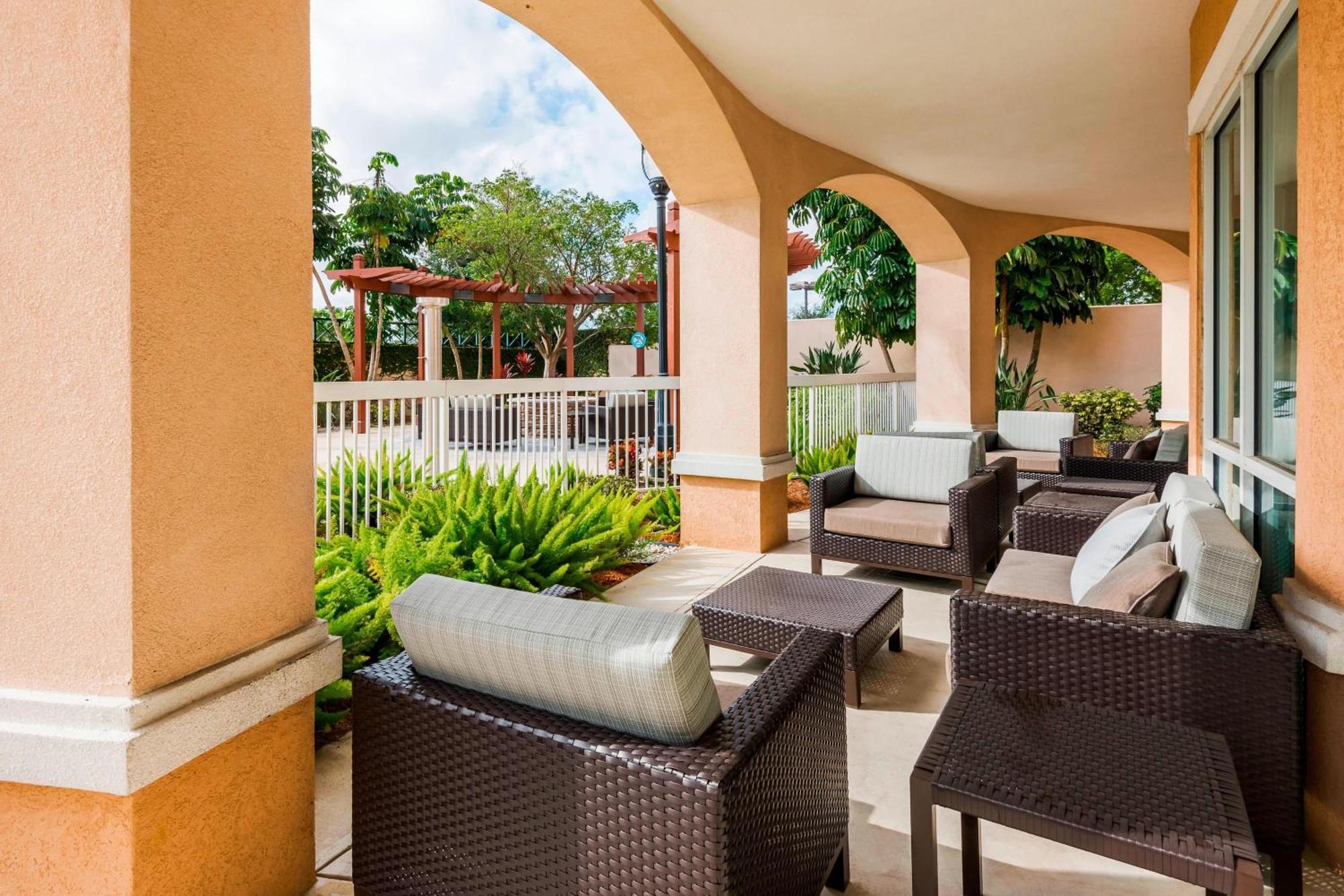 Courtyard Fort Myers At I-75 And Gulf Coast Town Center Estero Bagian luar foto