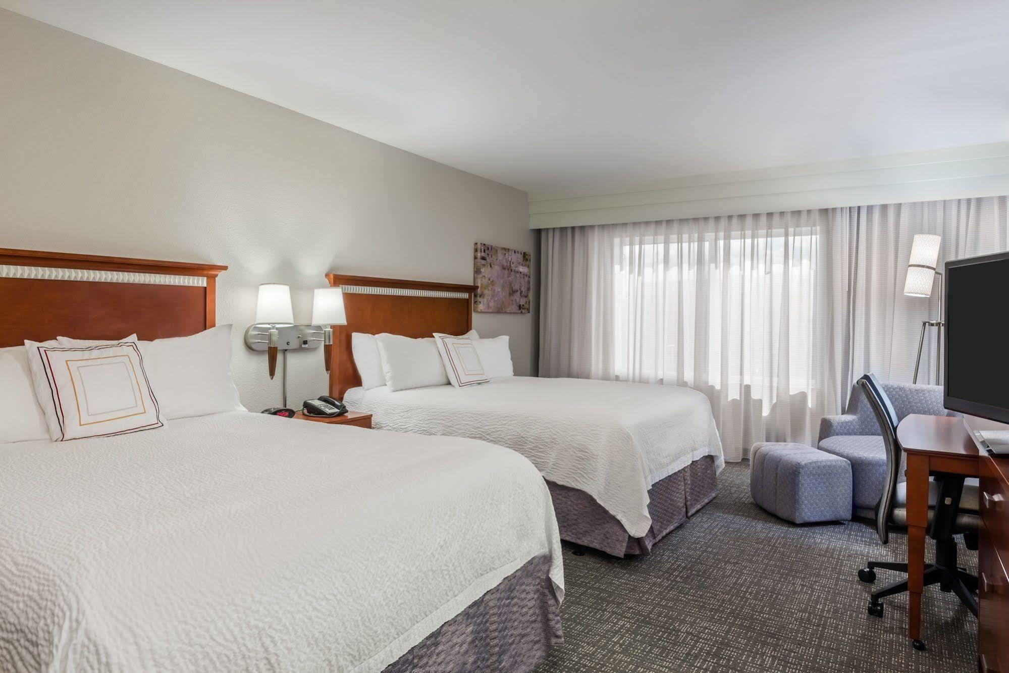 Courtyard Fort Myers At I-75 And Gulf Coast Town Center Estero Bagian luar foto